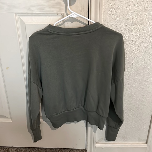 Green pull over - Picture 2 of 2